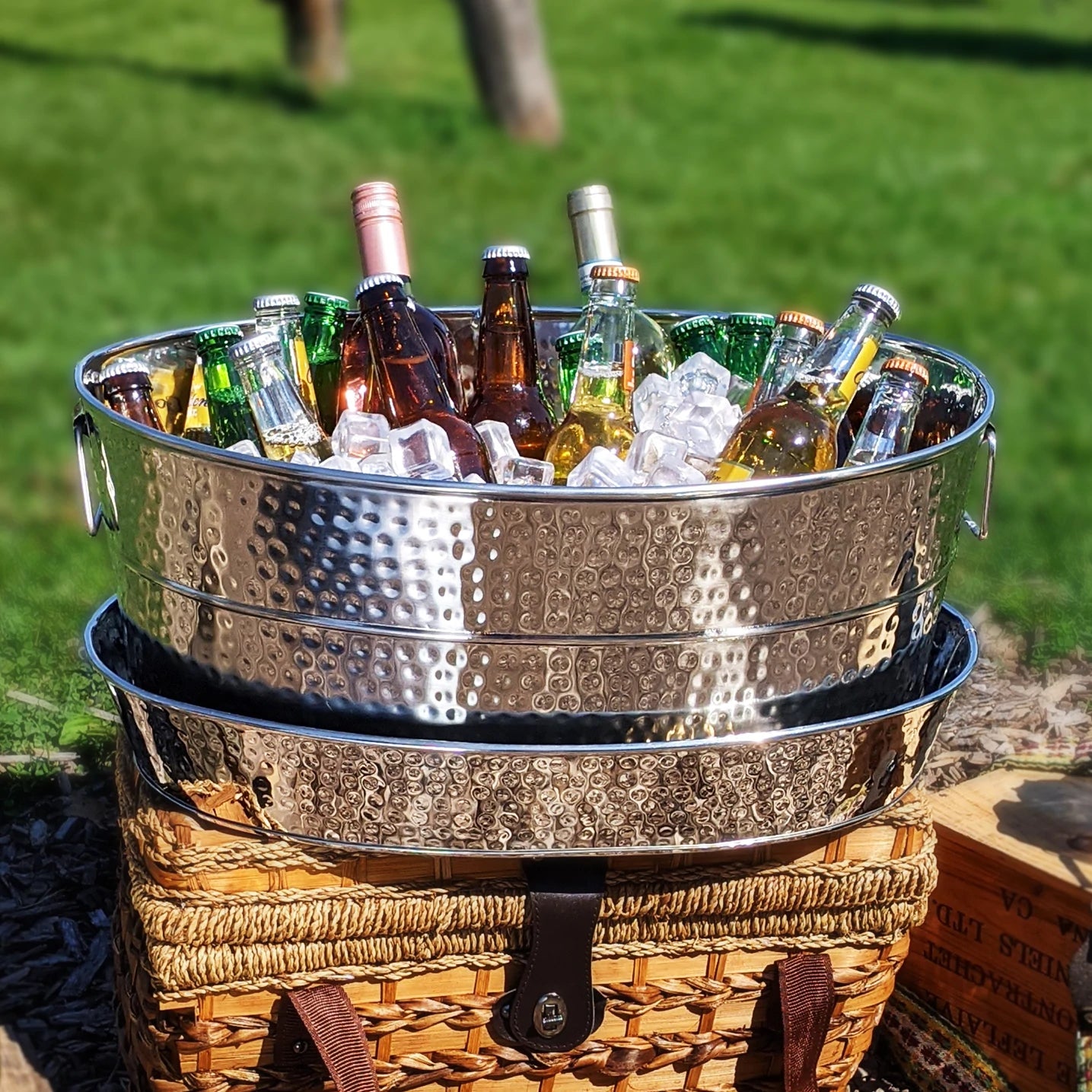 Serving tray with hammering on the sides, stainless steel, paired with our stainless steel Aspen bucket with hammering on the sides. Use for parties, weddings, bbqs, or just to keep your drinks cold without having to worry about rings or drips on your table.
