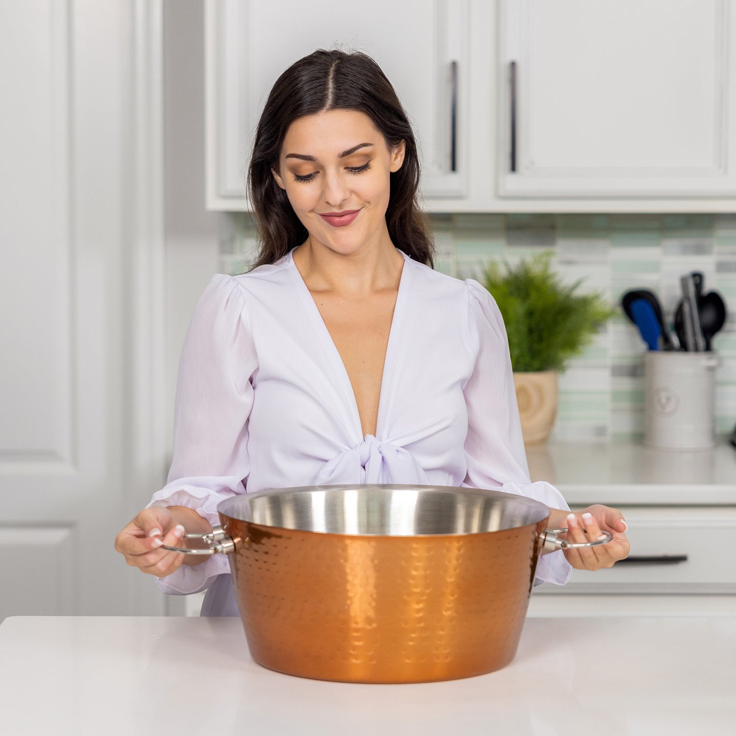 Insulated copper party tub to chill drinks, wine, beer, or champagne for parties.  Use in the kitchen, dining room, bar or on the patio.  Celebrate weddings, anniversary, birthday, or holiday party.  Double wall with durable hammered exterior.